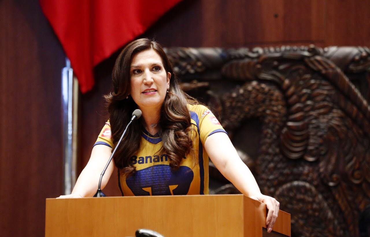 Kenia López Rabadán en la tribuna de la Cámara de Diputados