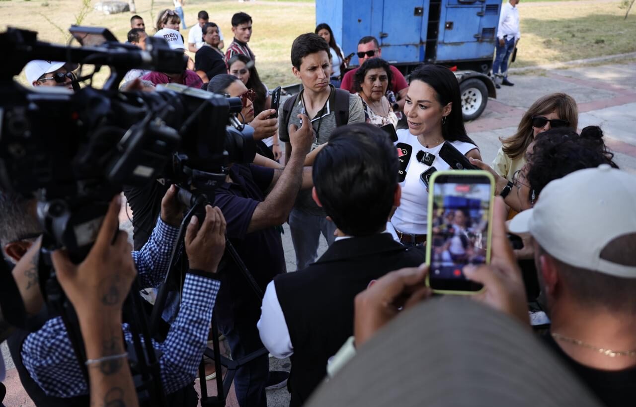 Diputada federal Mery Pozos atiende a medios de comunicación durante una asamblea morenista