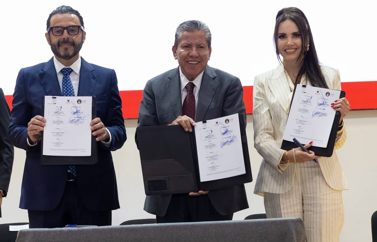 David Monreal muestra el convenio que abre las cuentas públicas de Zacatecas a auditorías en tiempo real