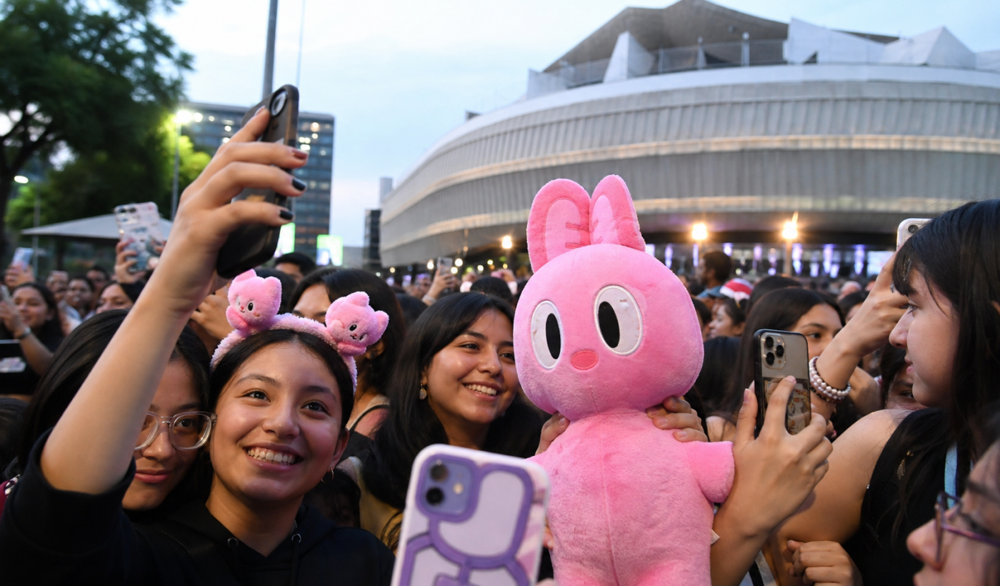 Fans recorren la Ciudad de México durante el fenómeno viral alrededor de un concierto