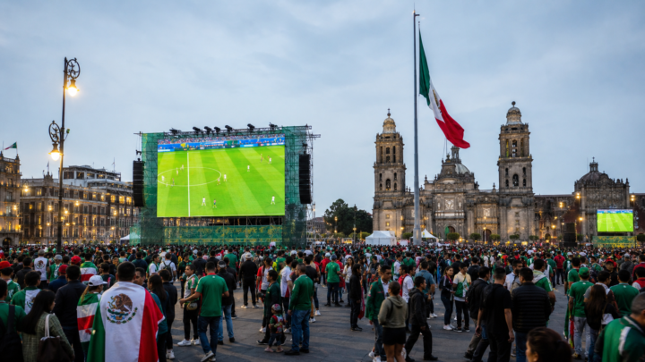 Vecinos y visitantes participan en una actividad cultural de la Ciudad de México