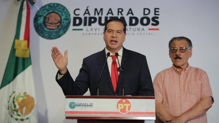 Ricardo Mejía Berdeja durante una conferencia de prensa en la Cámara de Diputados